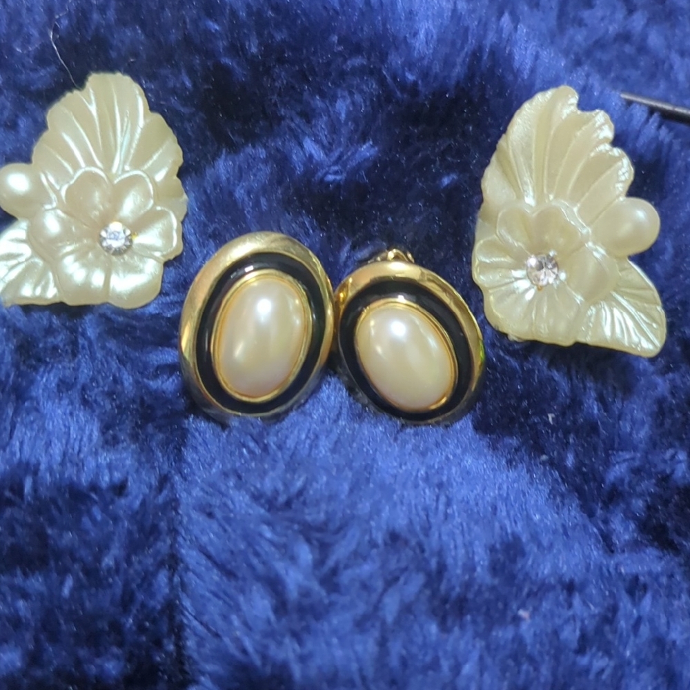 Elegant Gold and Cream Floral Earrings